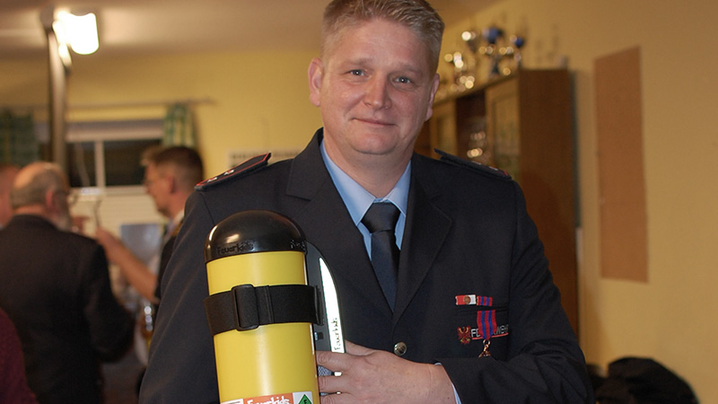 Mathias Jung mit Atemschutz-Attrappe